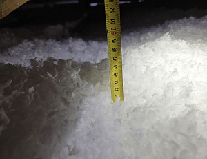 Zateplení stropu novostavby rodinného domu pomocí foukané izolace